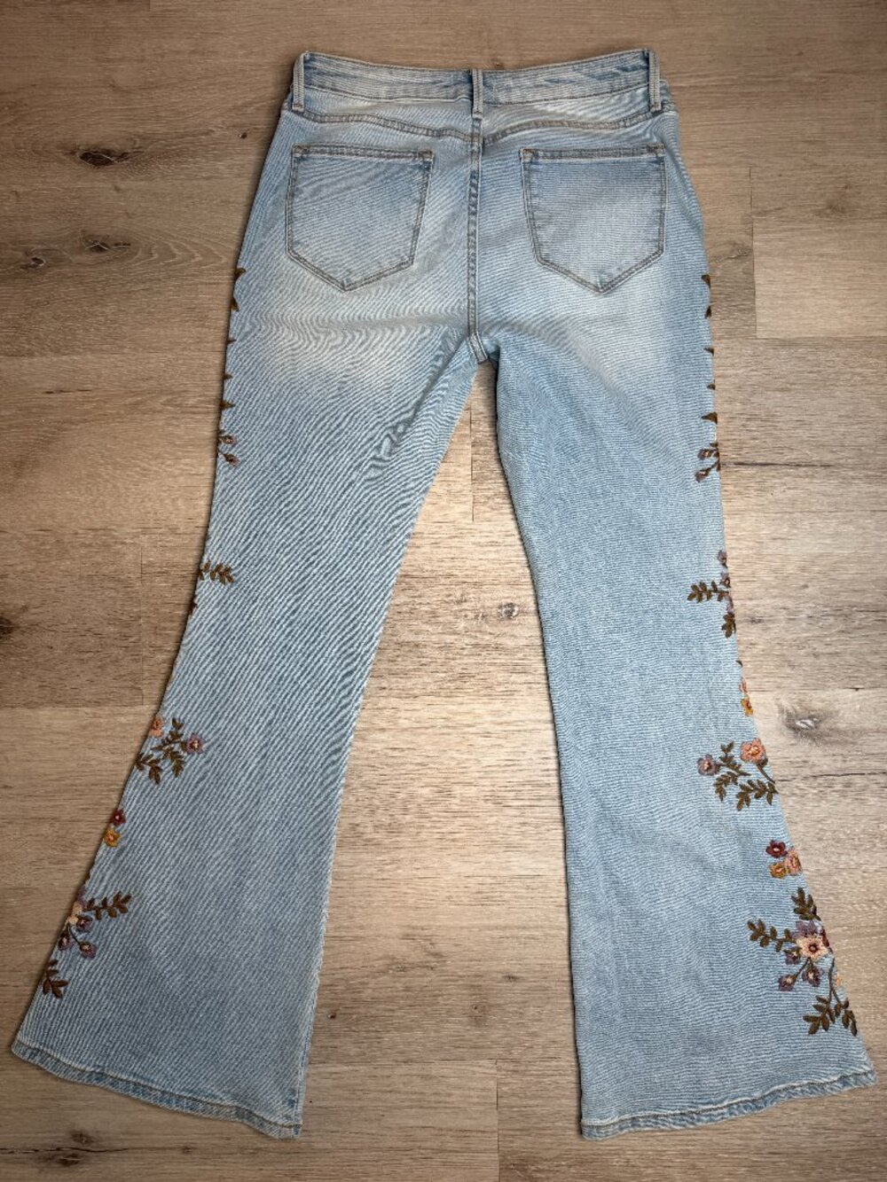 Driftwood Farrah Floral Embroidered Flare Jeans Light Wash 28 - Picture 6 of 6